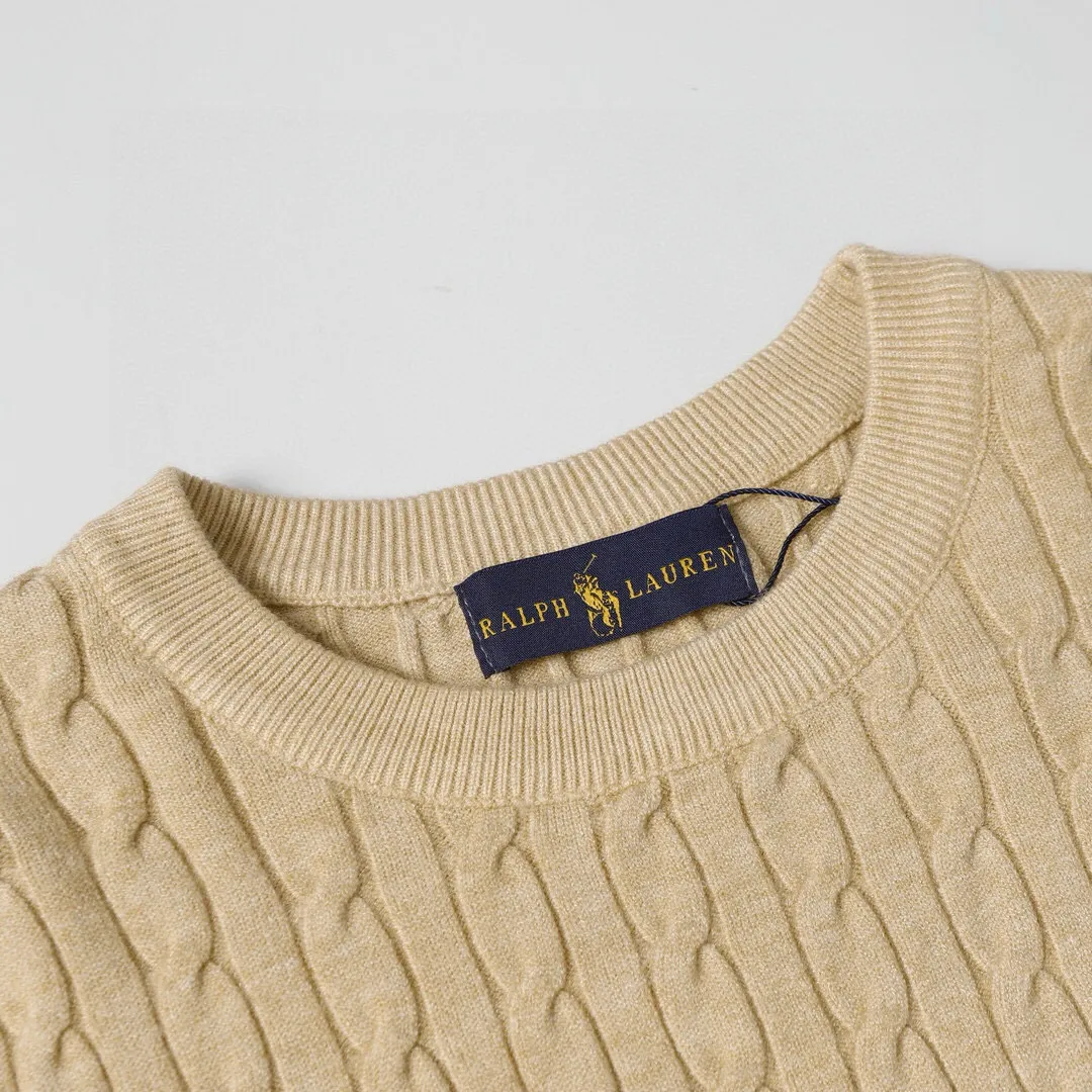 P186 Style No.: 601 -Ralph Lauren RL classic war horse logo embroidered pullover long-sleeved sweater on the chest -The item is made of custom-dyed and custom-spun yarn, purchased from the original version. A full set of customized accessories. Details determine success or failure. Heavy new autumn and winter product. High weight. Soft and delicate. The upper body effect is very nice. Loose fit. Women's model. -Color: white, gray, navy blue, red, khaki, blue, pink. -Sizes: S / M/ Ｌ S size 80-100 jins, M size 100-120 jins, Large size 120-135 jins